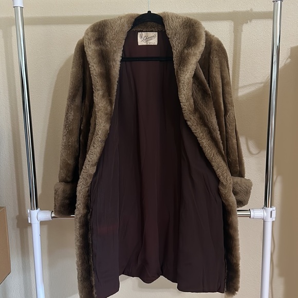 Women’s fur coat by Lohman’s fine furs in Mt. Bethel , PA - Picture 3 of 5